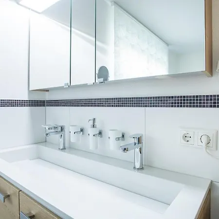 H21 - Modernes 145qm, 4sz, Wellnessbereich Mit Sauna Und Dachterrasse Mit Panoramablick, Kuehlen Und Heizen Mit Geothermie Prázdninový dům