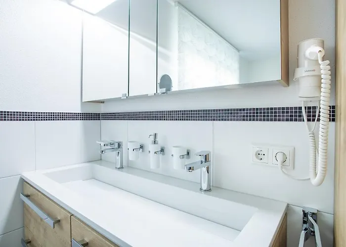 H21 - Modernes 145qm, 4sz, Wellnessbereich Mit Sauna Und Dachterrasse Mit Panoramablick, Kuehlen Und Heizen Mit Geothermie Feriehus